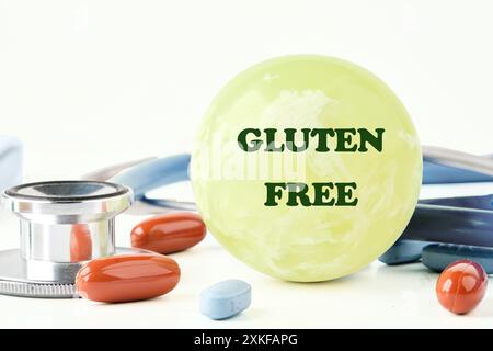 Vue de dessus phrase gluten Free écrit sur un ballon dans une composition avec un stéthoscope, des pilules et des vitamines sur un fond blanc Banque D'Images