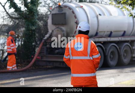 Photo du dossier datée du 10/01/24 d'un camion-citerne pompe les eaux usées excédentaires de la station de pompage des eaux usées de Lightlands Lane à Cookham, Berskhire. Les chiffres montrant qu'il y a eu des milliers de décharges d'eaux usées dans les voies navigables écossaises l'année dernière que ce que l'on savait auparavant pourraient encore être une "énorme sous-estimation" de l'ampleur du problème, ont averti les libéraux démocrates. Date d'émission : mardi 23 juillet 2024. Banque D'Images