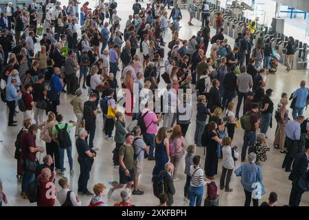 Londres, Royaume-Uni. 22 juillet 2024 la gare de Waterloo est remplie de navetteurs pendant l'heure de pointe sur une journée chaude et humide à Londres . Credit : Amer Ghazzal/Alamy Live News Banque D'Images