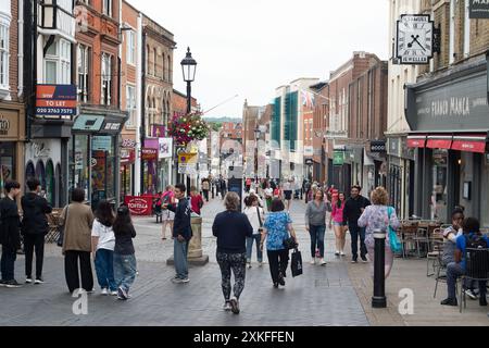 Windsor, Berkshire, Royaume-Uni. 22 juillet 2024. Acheteurs de Peascod Street, Windsor. C'était un matin couvert à Windsor, Berkshire. Le temps devrait s'améliorer la semaine prochaine avec les prévisions d'ensoleillement. Crédit : Maureen McLean/Alamy Banque D'Images