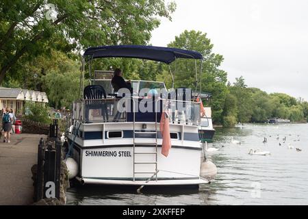 Windsor, Berkshire, Royaume-Uni. 22 juillet 2024. Bateaux sur la Tamise à Windsor. C'était un matin couvert à Windsor, Berkshire. Le temps devrait s'améliorer la semaine prochaine avec les prévisions d'ensoleillement. Crédit : Maureen McLean/Alamy Banque D'Images