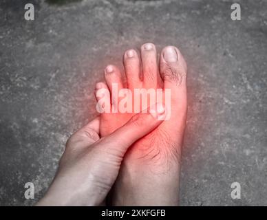 Pied douloureux du jeune homme asiatique avec le diabète.Problèmes de neuropathie sensorielle.Problèmes de nerfs des pieds. Banque D'Images