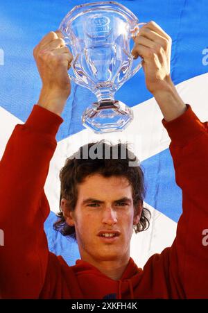 Dossier photo datée du 14/09/04 d'Andy Murray célèbre sa victoire dans l'US Open des garçons à son retour en Écosse. Andy Murray prendra sa retraite après les Jeux olympiques de cet été, publiant sur les réseaux sociaux qu’il est arrivé à Paris pour son « dernier tournoi de tennis de l’histoire ». Date d'émission : mardi 23 juillet 2024. Banque D'Images