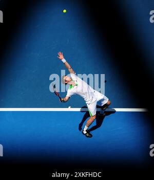 Photo du dossier datée du 22/01/11 du Britannique Andy Murray en action contre l'Espagnol Guillermo Garcia-Lopez lors de la sixième journée de l'Open d'Australie 2011. Andy Murray prendra sa retraite après les Jeux olympiques de cet été, publiant sur les réseaux sociaux qu’il est arrivé à Paris pour son « dernier tournoi de tennis de l’histoire ». Date d'émission : mardi 23 juillet 2024. Banque D'Images