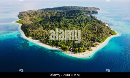 Une vue aérienne de l'île de Sumatra Sikandang, mettant en valeur le contraste saisissant entre les forêts tropicales luxuriantes et les eaux turquoises vibrantes. Un paradis. Banque D'Images