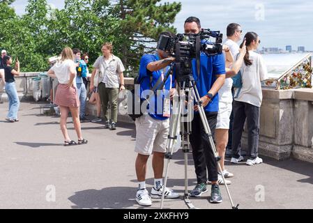 Paris, France, 07.22.2024. Une équipe de caméras se prépare à reportage depuis Montmartre sur les prochains Jeux Olympiques à Paris. Paris 2024 Banque D'Images