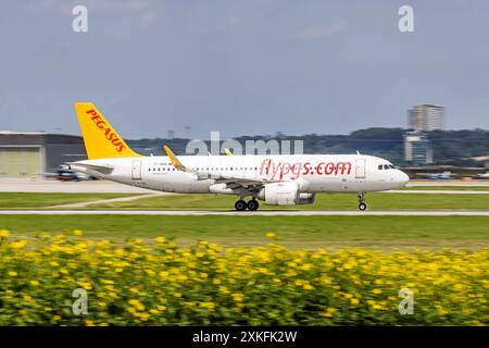 Stuttgart Airport STR EDDS mit Flugzeug der Fluggesellschaft Pegasus BEI der Landung. REGISTRIERUNG : TC-NBN, PEGASUS, AIRBUS A320-251N. // 19.07.2024 : Stuttgart, Baden-Württemberg, Deutschland, *** Aéroport de Stuttgart STR EDDS avec avion Pegasus Airline à l'atterrissage immatriculé TC NBN, PEGASUS, AIRBUS A320 251N 19 07 2024 Stuttgart, Baden Württemberg, Allemagne, Banque D'Images