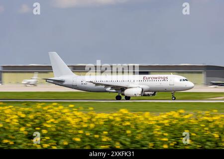 Stuttgart Airport STR EDDS mit Flugzeug der Fluggesellschaft Eurowings BEI der Landung. Registrierung : // 19.07.2024 : Stuttgart, Baden-Württemberg, Deutschland, *** Aéroport de Stuttgart STR EDDS avec avion de la compagnie aérienne Eurowings immatriculé à l'atterrissage 19 07 2024 Stuttgart, Baden Württemberg, Allemagne, Banque D'Images