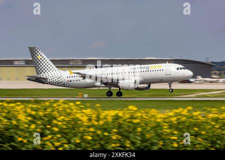 Aéroport de Stuttgart STR EDDS mit Flugzeug der Fluggesellschaft Vueling BEI der Landung. REGISTRIERUNG : EC-MYB, VUELING AIRBUS, A320-214. // 19.07.2024 : Stuttgart, Baden-Württemberg, Deutschland, *** Aéroport de Stuttgart STR EDDS avec avion de la compagnie aérienne Vueling à l'atterrissage enregistrement EC MYB, VUELING AIRBUS, A320 214 19 07 2024 Stuttgart, Baden Württemberg, Allemagne, Banque D'Images