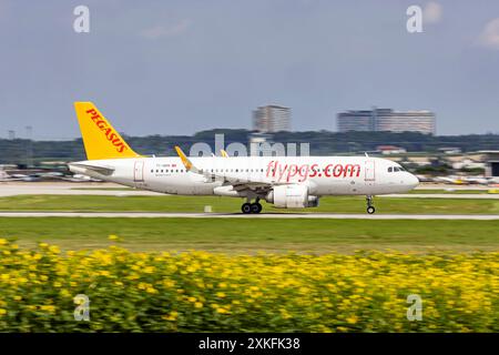 Stuttgart Airport STR EDDS mit Flugzeug der Fluggesellschaft Pegasus BEI der Landung. REGISTRIERUNG : TC-NBN, PEGASUS, AIRBUS A320-251N. // 19.07.2024 : Stuttgart, Baden-Württemberg, Deutschland, *** Aéroport de Stuttgart STR EDDS avec avion Pegasus Airline à l'atterrissage immatriculé TC NBN, PEGASUS, AIRBUS A320 251N 19 07 2024 Stuttgart, Baden Württemberg, Allemagne, Banque D'Images