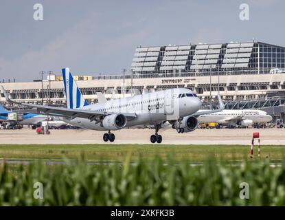 Stuttgart Airport STR EDDS mit Flugzeug der Fluggesellschaft Condor BEI der Landung. REGISTRIERUNG : LZ-FBG, CONDOR, AIRBUS A320-214WL. // 19.07.2024 : Stuttgart, Baden-Württemberg, Deutschland, *** Aéroport de Stuttgart STR EDDS avec avion de la compagnie aérienne Condor à l'atterrissage immatriculé LZ FBG, CONDOR, AIRBUS A320 214 WL 19 07 2024 Stuttgart, Baden Württemberg, Allemagne, Banque D'Images