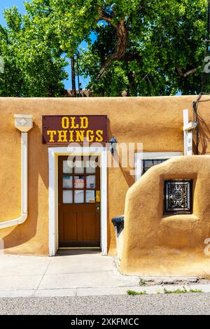 Extérieur du style Pueblo Revival Old Things Shop, Old Town, Albuquerque, Nouveau-Mexique, États-Unis Banque D'Images