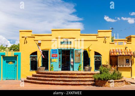 Extérieur de style Pueblo Revival Old Town Emporium boutique de souvenirs, Old Town, Albuquerque, Nouveau-Mexique, États-Unis Banque D'Images