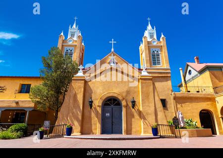 Extérieur de 1793 adobe style colonial espagnol San Felipe de Neri Eglise avec clochers jumeaux dans la vieille ville, Albuquerque, Nouveau Mexique, États-Unis Banque D'Images