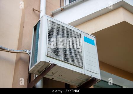 Un composant structurel attaché à une façade de bâtiment est un climatiseur. Il est généralement fait de matériaux composites et est utilisé pour refroidir les espaces Banque D'Images