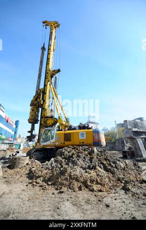 Perceuse de construction Bauer Working. Démolition du site de construction du passage supérieur de Shuliavskiy. 17 avril 2019. Kiev Ukraine Banque D'Images