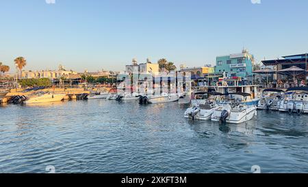 Autrefois un petit port de pêche, Latchi, Chypre a considérablement grandi au cours des 10 dernières années, avec maintenant un grand port de plaisance, mais il conserve encore son uniqu Banque D'Images