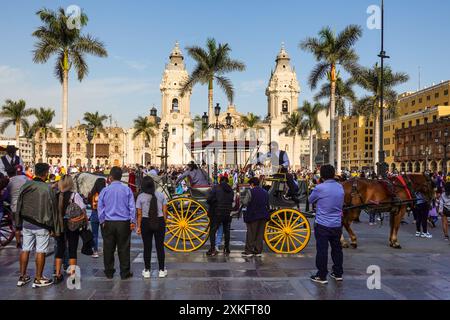 Lima, Pérou - 16 avril 2022 : une calèche attend les touristes devant le Palais de l'Archievêque et la Cathédrale de Lima sur la Plaza Mayor à Per Banque D'Images