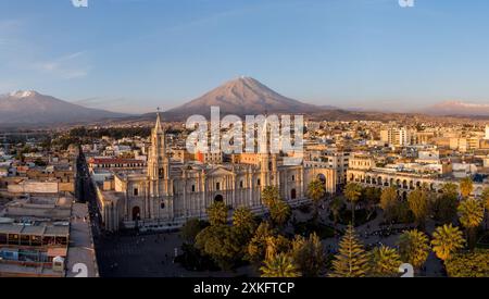 Arequipa, Pérou : vue panoramique sur la Basilique Cathédrale d'Arequipa et la Plaza de Armas dans la vieille ville coloniale au Pérou au coucher du soleil Banque D'Images