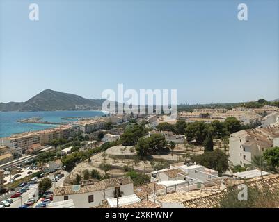 Vues panoramiques de la côte d'Altea avec la montagne Morro de Toix, Alicante, Espagne. Banque D'Images