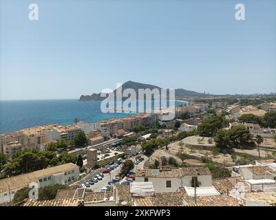 Vues panoramiques de la côte d'Altea avec la montagne Morro de Toix, Alicante, Espagne. Banque D'Images