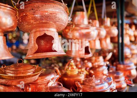 Ustensiles traditionnels chinois faits à la main et pot chaud vintage en cuivre Banque D'Images