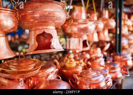 Ustensiles traditionnels chinois faits à la main. Concentrez-vous sur le pot chaud en cuivre Banque D'Images