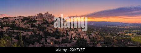 Un large panorama 3:1 d'un lever de soleil matinal d'été à Gordes, une commune et village du département du Vaucluse. Gordes est un charme Banque D'Images