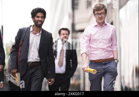 Les co-présidents du comité des médecins en formation de la British Medical Association, le Dr Vivek Trivedi (à gauche) et le Dr Rob Laurenson arrivent au ministère de la santé et des soins sociaux, dans le centre de Londres, pour une réunion avec le secrétaire à la santé Wes Streeting afin de discuter du différend salarial entre leurs membres. Les médecins débutants de la BMA ont quitté la grève 11 fois au cours des 20 derniers mois. Date de la photo : mardi 23 juillet 2024. Banque D'Images