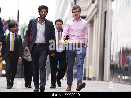 Les coprésidents du comité des médecins en formation de la British Medical Association, le Dr Vivek Trivedi et le Dr Rob Laurenson (à droite) arrivent au ministère de la santé et des soins sociaux, dans le centre de Londres, pour une réunion avec le secrétaire à la santé Wes Streeting afin de discuter du différend salarial entre leurs membres. Les médecins débutants de la BMA ont quitté la grève 11 fois au cours des 20 derniers mois. Date de la photo : mardi 23 juillet 2024. Banque D'Images