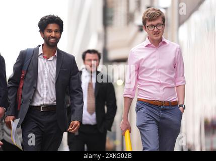 Les co-présidents du comité des médecins en formation de la British Medical Association, le Dr Vivek Trivedi (à gauche) et le Dr Rob Laurenson arrivent au ministère de la santé et des soins sociaux, dans le centre de Londres, pour une réunion avec le secrétaire à la santé Wes Streeting afin de discuter du différend salarial entre leurs membres. Les médecins débutants de la BMA ont quitté la grève 11 fois au cours des 20 derniers mois. Date de la photo : mardi 23 juillet 2024. Banque D'Images