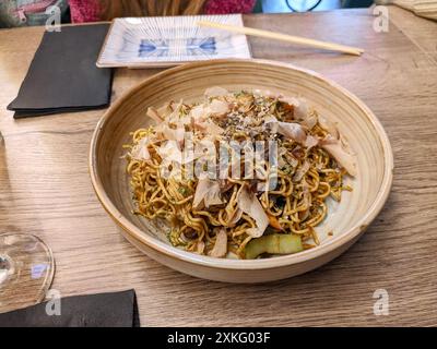 Plat au yakisoba asiatique : nouilles fines sautées aux légumes de saison, crevettes et sauce soba maison sur la table dans un restaurant ou à la maison Banque D'Images