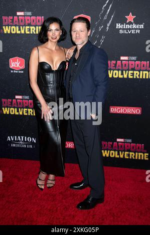 Morena Baccarin mit Ehemann Ben McKenzie BEI der Weltpremiere des Kinofilms Deadpool & Wolverine im David H. Koch Theater. New York, 22.07.2024 *** Morena Baccarin avec son mari Ben McKenzie lors de la première mondiale du film Deadpool Wolverine au David H Koch Theater New York, 22 07 2024 Foto:xB.xHinex/xFuturexImagex deadpool Wolverine 4521 Banque D'Images