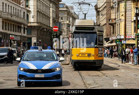 Une voiture de police et un tramway vintage dans la via Orefici centrale au printemps, Milan, Lombardie, Italie Banque D'Images