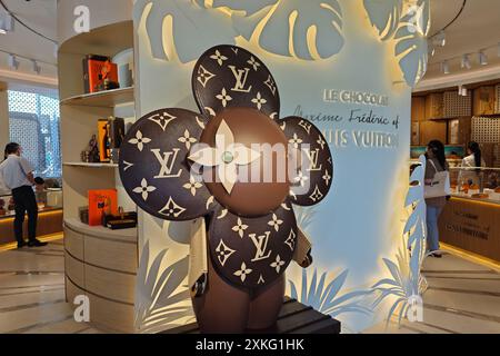 Shanghai, Chine. 23 juillet 2024. Le 23 juillet 2024, les visiteurs achètent dans la première chocolaterie de Louis Vuitton à Shanghai, en Chine. (Photo de Costfoto/NurPhoto) crédit : NurPhoto SRL/Alamy Live News Banque D'Images