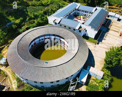 Anqing, Chine. 23 juillet 2024. Un bâtiment carré et un bâtiment rond sont vus dans le township de Maojianshan, comté de Yuexi, à Anqing, en Chine, le 22 juillet, 2024. (photo de Costfoto/NurPhoto) crédit : NurPhoto SRL/Alamy Live News Banque D'Images