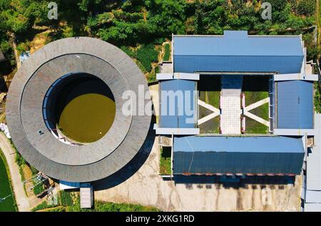 Anqing, Chine. 23 juillet 2024. Un bâtiment carré et un bâtiment rond sont vus dans le township de Maojianshan, comté de Yuexi, à Anqing, en Chine, le 22 juillet, 2024. (photo de Costfoto/NurPhoto) crédit : NurPhoto SRL/Alamy Live News Banque D'Images