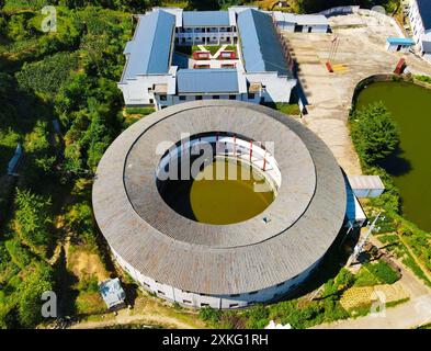 Anqing, Chine. 23 juillet 2024. Un bâtiment carré et un bâtiment rond sont vus dans le township de Maojianshan, comté de Yuexi, à Anqing, en Chine, le 22 juillet, 2024. (photo de Costfoto/NurPhoto) crédit : NurPhoto SRL/Alamy Live News Banque D'Images