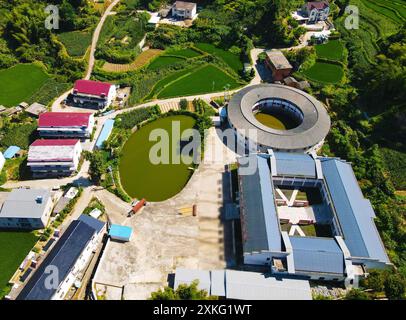 Anqing, Chine. 23 juillet 2024. Un bâtiment carré et un bâtiment rond sont vus dans le township de Maojianshan, comté de Yuexi, à Anqing, en Chine, le 22 juillet, 2024. (photo de Costfoto/NurPhoto) crédit : NurPhoto SRL/Alamy Live News Banque D'Images