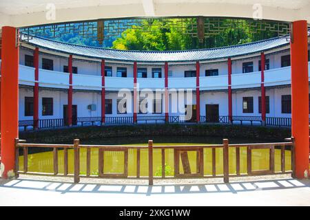 Anqing, Chine. 23 juillet 2024. Un bâtiment carré et un bâtiment rond sont vus dans le township de Maojianshan, comté de Yuexi, à Anqing, en Chine, le 22 juillet, 2024. (photo de Costfoto/NurPhoto) crédit : NurPhoto SRL/Alamy Live News Banque D'Images