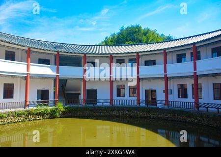 Anqing, Chine. 23 juillet 2024. Un bâtiment carré et un bâtiment rond sont vus dans le township de Maojianshan, comté de Yuexi, à Anqing, en Chine, le 22 juillet, 2024. (photo de Costfoto/NurPhoto) crédit : NurPhoto SRL/Alamy Live News Banque D'Images