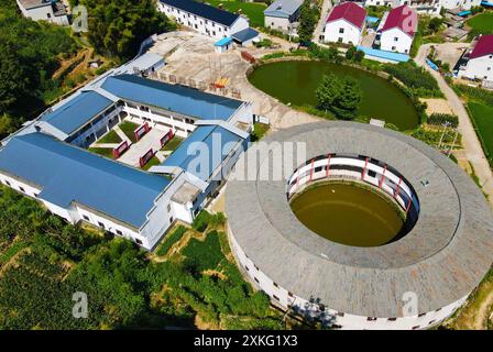 Anqing, Chine. 23 juillet 2024. Un bâtiment carré et un bâtiment rond sont vus dans le township de Maojianshan, comté de Yuexi, à Anqing, en Chine, le 22 juillet, 2024. (photo de Costfoto/NurPhoto) crédit : NurPhoto SRL/Alamy Live News Banque D'Images