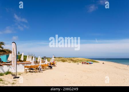 Café en plein air avec sièges et tables sur Shell Beach sur l'île de Herm, Guernesey, îles Anglo-Normandes, Royaume-Uni, Grande-Bretagne Banque D'Images