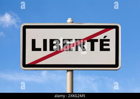 Un panneau de sortie français contre un ciel bleu avec écrit au milieu en français « liberté », signifiant en anglais « liberté ». Banque D'Images