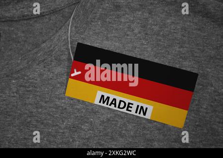 Une étiquette « Made in Germany » attachée à un t-shirt. Banque D'Images