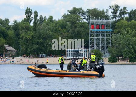 Kiev, Ukraine. 21 juillet 2024. Sauveteurs vus sur un bateau lors d'une opération de recherche et de sauvetage pour un homme tombé dans la rivière Dnipro après une rupture de câble sur un téléphérique à Kiev. Les sauveteurs recherchent un homme qui est tombé dans la rivière Dnipro en raison d'une rupture dans le câble de l'attraction, a rapporté l'administration d'État de la ville de Kiev. Plongeurs, bateaux et équipements spéciaux sont impliqués dans l'opération de recherche. (Photo par Aleksandr Gusev/SOPA images/SIPA USA) crédit : SIPA USA/Alamy Live News Banque D'Images