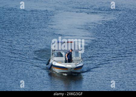 Kiev, Ukraine. 21 juillet 2024. Sauveteurs vus sur un bateau lors d'une opération de recherche et de sauvetage pour un homme tombé dans la rivière Dnipro après une rupture de câble sur un téléphérique à Kiev. Les sauveteurs recherchent un homme qui est tombé dans la rivière Dnipro en raison d'une rupture dans le câble de l'attraction, a rapporté l'administration d'État de la ville de Kiev. Plongeurs, bateaux et équipements spéciaux sont impliqués dans l'opération de recherche. (Photo par Aleksandr Gusev/SOPA images/SIPA USA) crédit : SIPA USA/Alamy Live News Banque D'Images