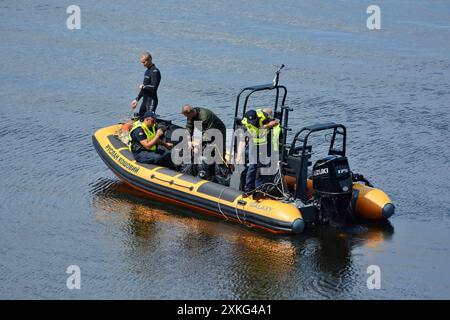 Kiev, Ukraine. 21 juillet 2024. Sauveteurs vus sur un bateau lors d'une opération de recherche et de sauvetage pour un homme tombé dans la rivière Dnipro après une rupture de câble sur un téléphérique à Kiev. Les sauveteurs recherchent un homme qui est tombé dans la rivière Dnipro en raison d'une rupture dans le câble de l'attraction, a rapporté l'administration d'État de la ville de Kiev. Plongeurs, bateaux et équipements spéciaux sont impliqués dans l'opération de recherche. (Crédit image : © Aleksandr Gusev/SOPA images via ZUMA Press Wire) USAGE ÉDITORIAL SEULEMENT! Non destiné à UN USAGE commercial ! Banque D'Images