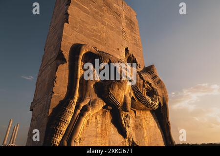 Relief d'un énorme taureau à Persépolis, l'ancienne capitale persane datant d'environ 500 av. J.-C., située au nord-est de Shiraz, Iran Banque D'Images