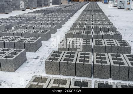 Vue de blocs de cendre en béton, matériau de construction en forme de briques grises. Production en usine Banque D'Images